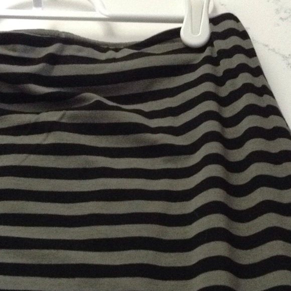 Vince Camuto xs pull on stripe skirt - Picture 3 of 3